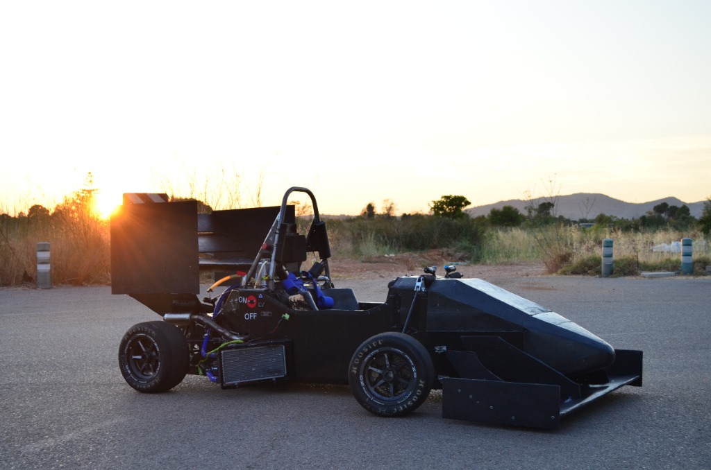 UJI Motorsport Formula Student monoplaza de carreras al atardecer